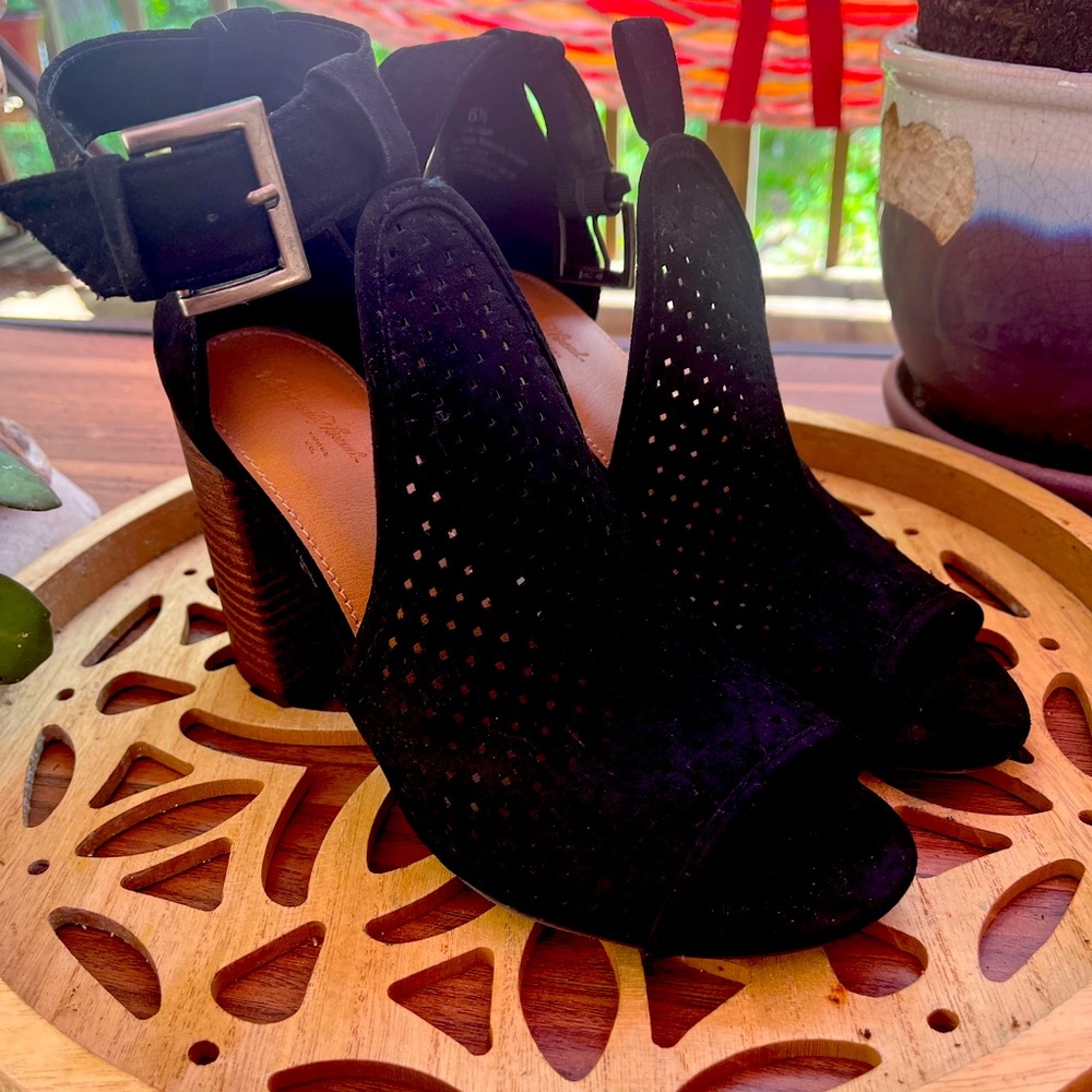 Universal Threads Women’s size 6 1/2 chunky heel black satin heels NWOT